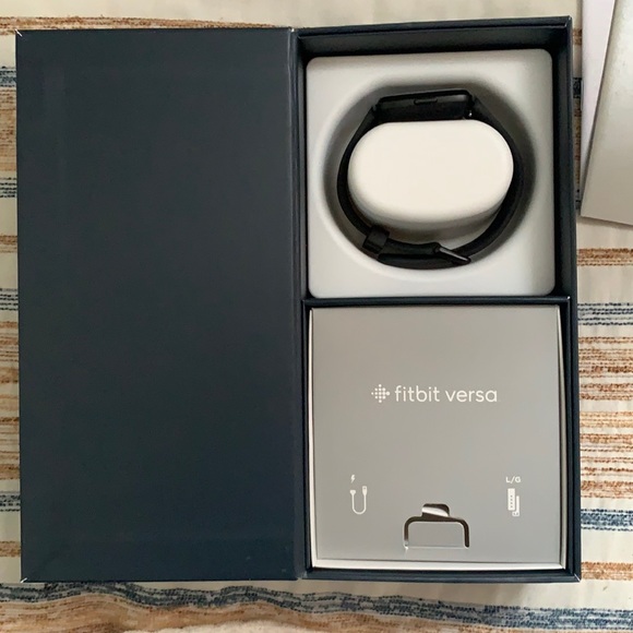 Fitbit Versa - Picture 2 of 9